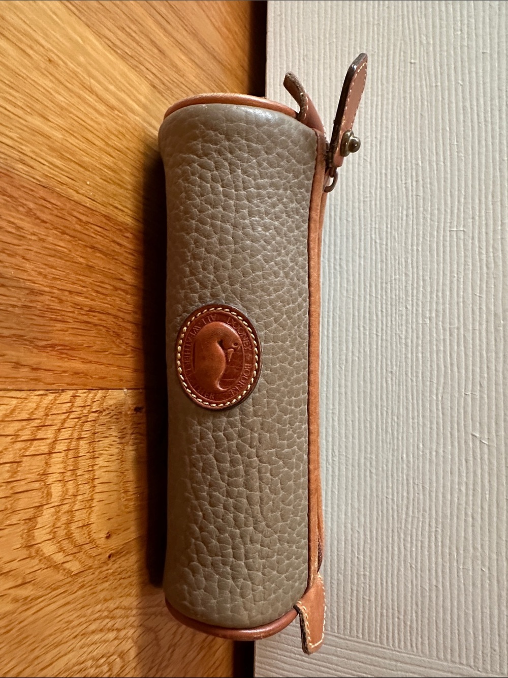 Dooney & Bourke Pebbled Taupe Leather Cosmetic Roll Case w/Tan Trim Vintage rare